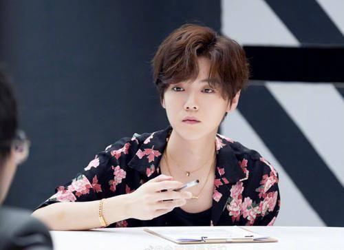 黄子韬ins宣传徐艺洋评论翻车，网友集体声讨对