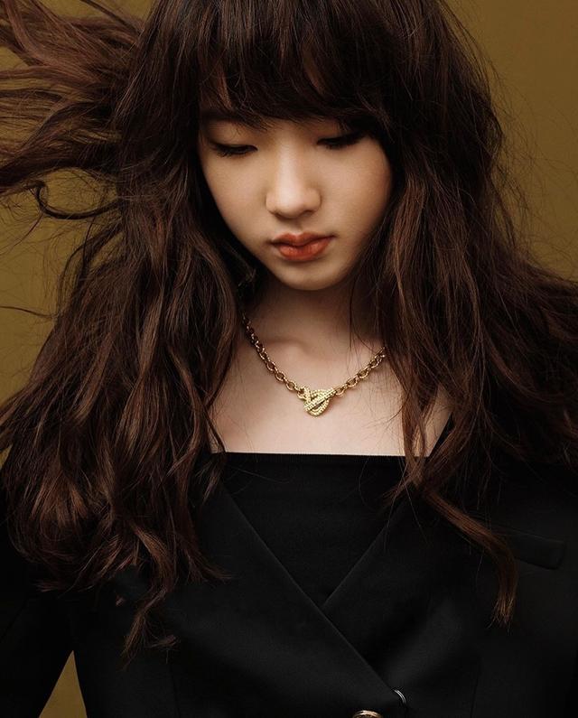 小s三个女儿一起拍广告同框比美，个个高冷自信，镜头感十足