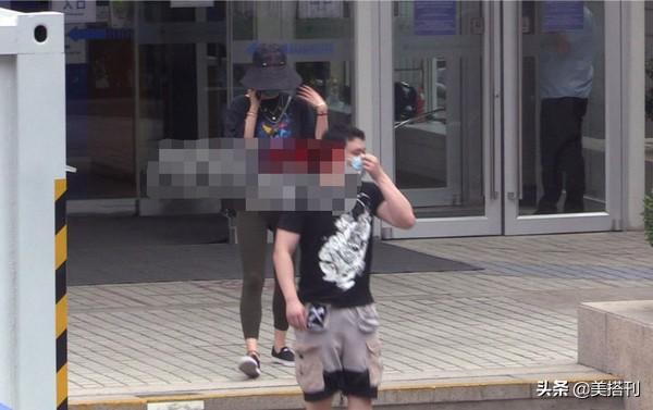 白百何成功复出，最新综艺路透留齐刘海扎高马尾，生图不像36岁人