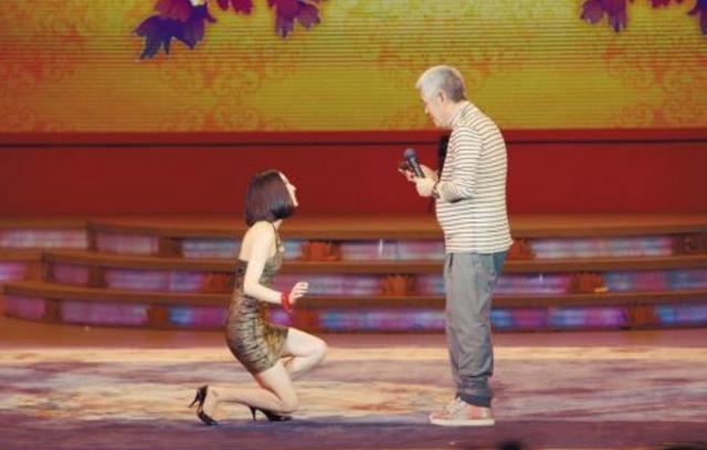 曾下跪拜师赵本山，黄圣依乘风破浪再次翻红，