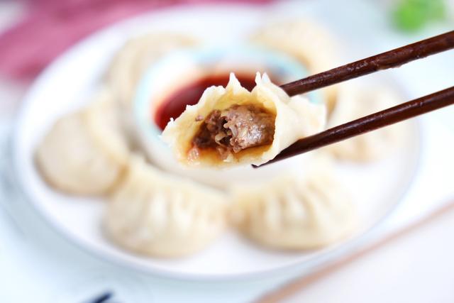 初伏吃饺子，最爱这种做法，鲜美营养，汤汁不流失，伏天吃真好