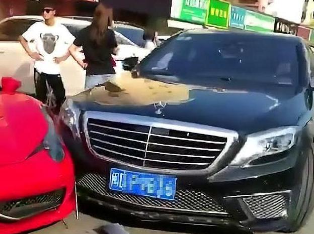200万奔驰撞上450万法拉利，车主见面递烟，这是