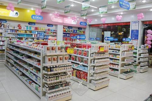 为什么大街上到处都是银行和药店？