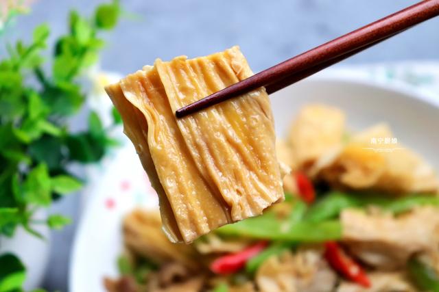 泡发腐竹放热水就毁了，教你正确做法，腐皮完整不软烂还滑嫩入味