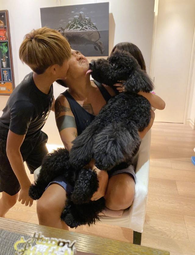 曹格41岁生日，一双儿女献吻温馨有爱，Joe和Grace染金发潮范十足