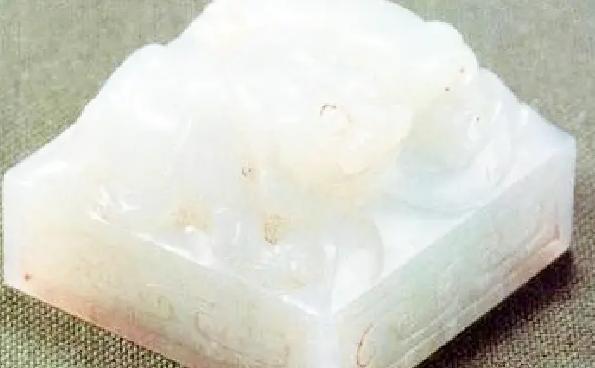 小孩捡到一玉玺，上交后只要了20元路费，45年后