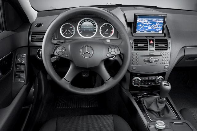 最新奔驰E级的电容式方向盘及各时代奔驰汽车内饰的发展变化