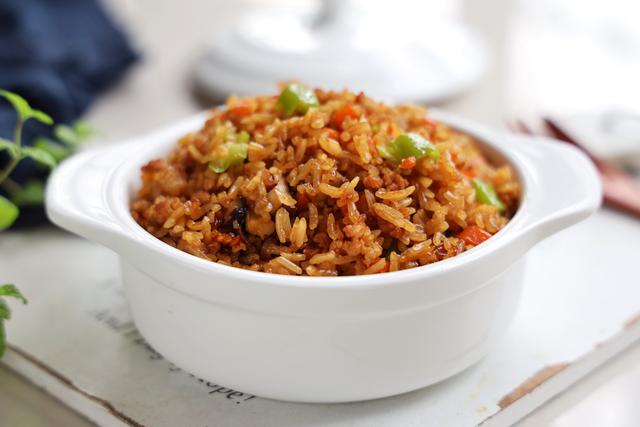 伏天别炒菜了，学会这个懒人焖饭，有菜有肉有饭，太适合懒人了