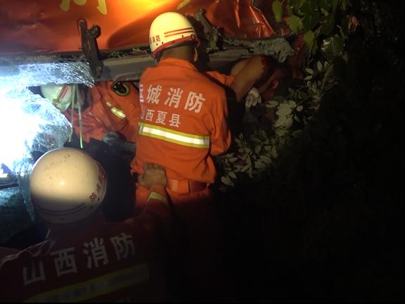 凌晨货车司机被困 运城市夏县消防破拆救援