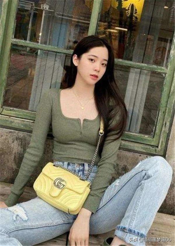 同样都是“坐姿”，杨紫像仙女下凡，虞书欣却当自己没男粉