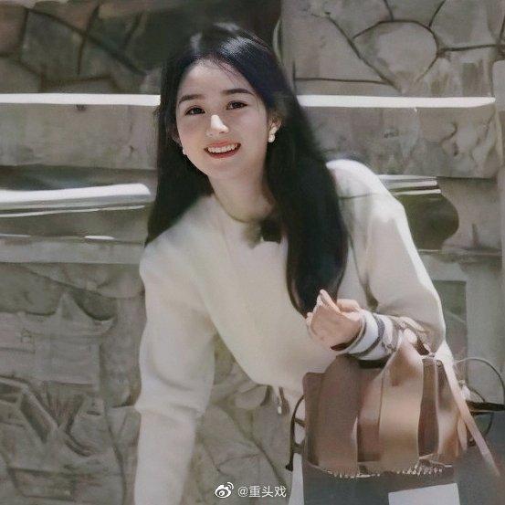 赵丽颖录中餐厅和快本女主持提箱子，赵丽颖用力提拽，比新人卖力