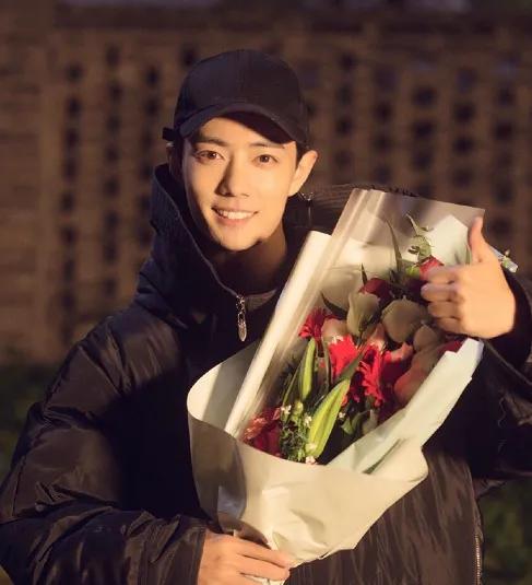 肖战4部戏的杀青照，看清他脸上的变化，整没整容不要太明显