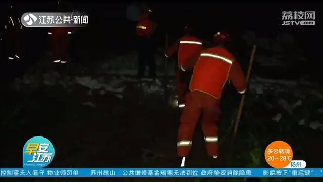 淮河东风大堤出现管涌 消防官兵两小时封堵九处漏水点