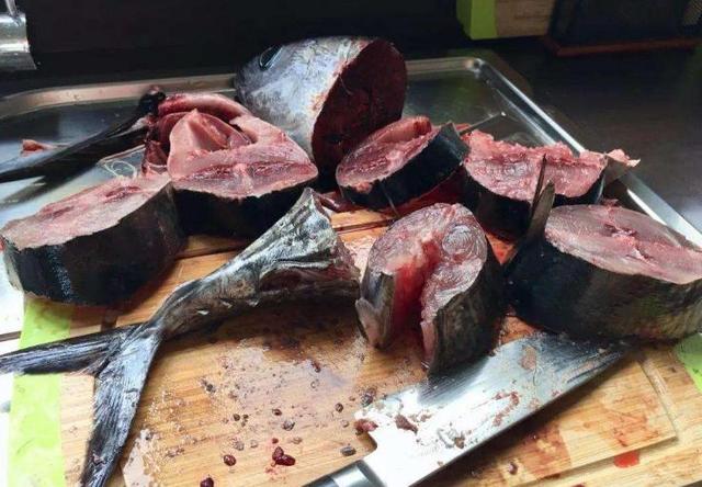 李子柒教粉絲做“剁椒魚頭”，看到她家的魚后，網(wǎng)友：太不真實了