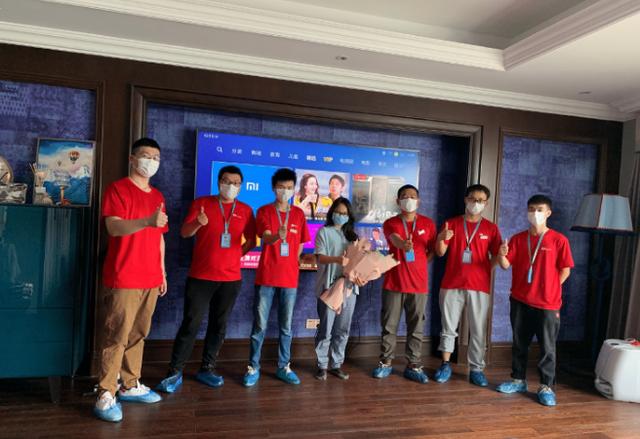 红米电视19999元，动用5辆车16个人抬上40楼，还赚