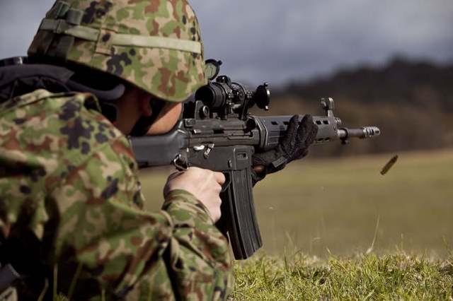 大阅兵新枪迎来劲敌？日本计划换装20式步枪，满