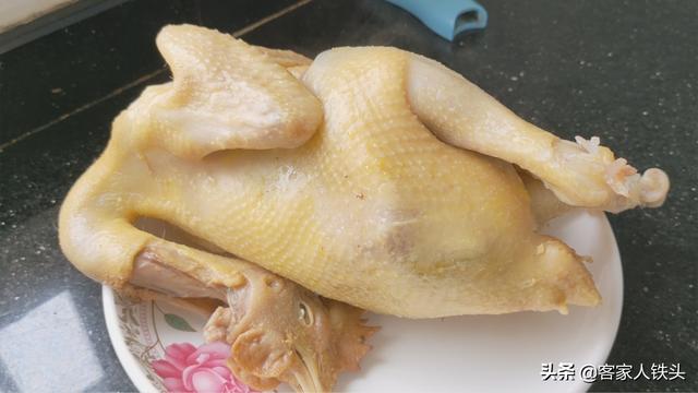 4斤鸡一抹二腌三入锅，教你客家盐水鸡，咸香独特，比盐焗鸡还香