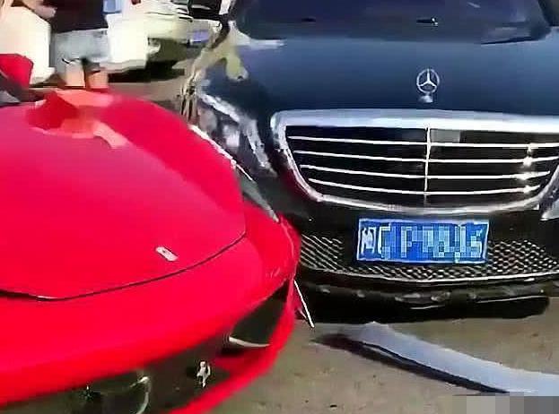 200万奔驰撞上450万法拉利，车主见面递烟，这是