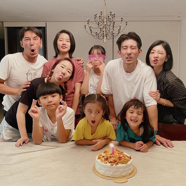 修杰楷父亲节晒照，咘咘波妞变表情包超搞怪，一家五口幸福感爆棚