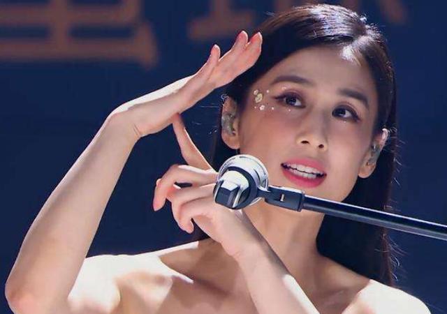 曾下跪拜师赵本山，黄圣依乘风破浪再次翻红，