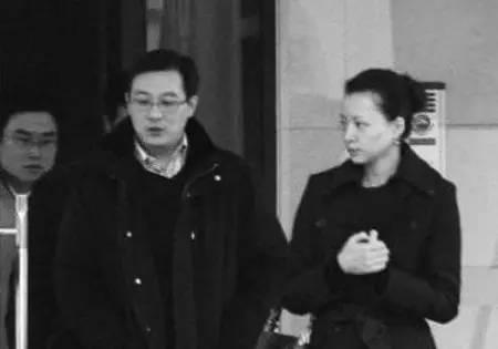 插足婚姻 儿子加入美国国籍 网友：这还是我们认识的董小姐吗？