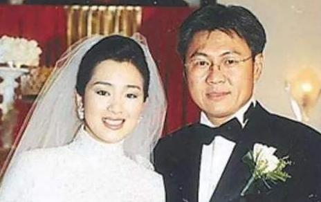 1995年，巩俐被张艺谋“捉奸在床”后，转身嫁新