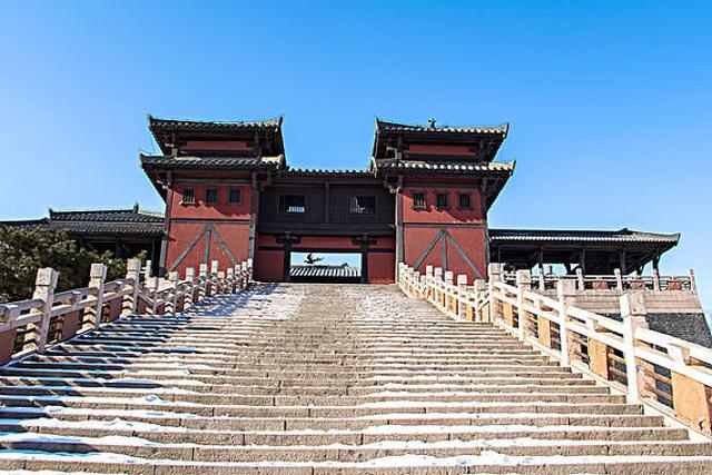 诗云：铜雀春深锁二乔，其中的铜雀指的是什么