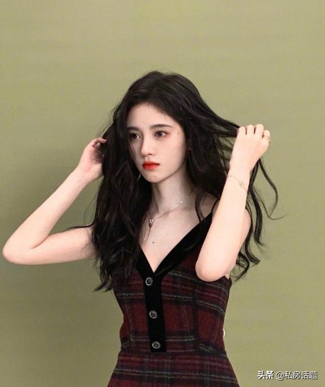 杨超越和鞠婧祎，一个初恋脸，一个高冷脸，你喜欢哪一个