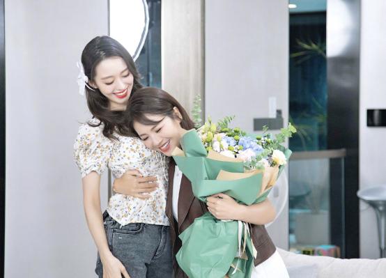 刘涛现在真是“直播一姐”？与多位明星同框，依旧很有总裁范