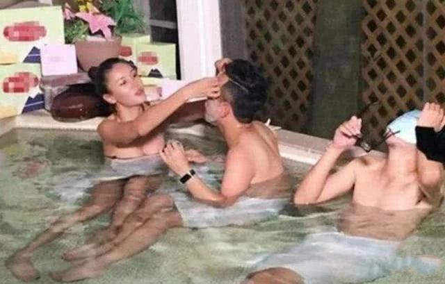她是成龍唯一女弟子，曾經(jīng)是跆拳道冠軍，和兩男子共同沐浴太大膽
