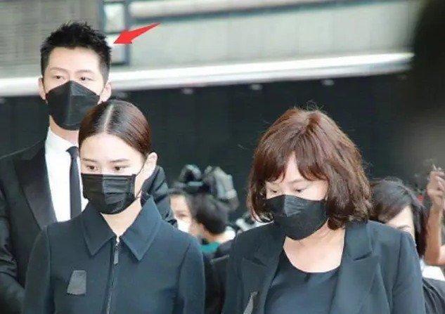 何超莲送别赌王后首更新动态，曝光窦骁入住三太豪宅同居“试婚”