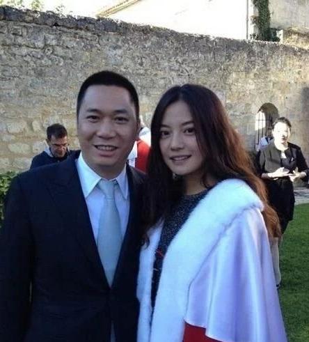 赵薇紧急辟谣离婚传闻，但没解释为何删照片，感情关系成疑点