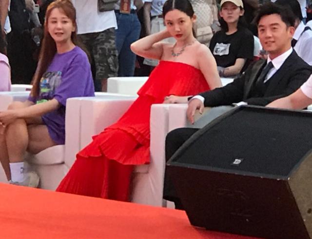 都说苗苗挺大孕肚太辛苦，坐下时，看到郑恺暖心举动，嫉妒了