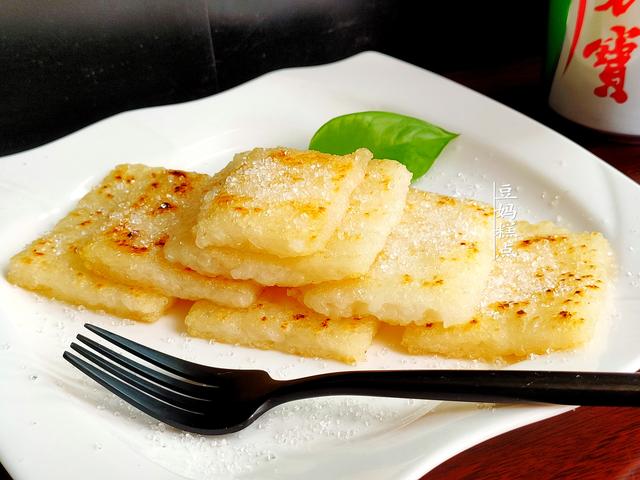 糯米糍粑，2碗糯米简单一蒸，逆天美味！从小到大20多年没吃够