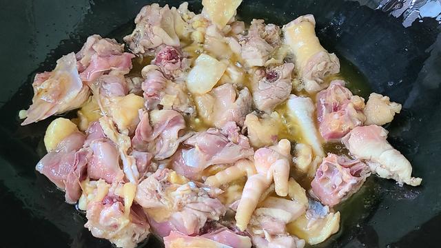 鸡肉这样做味道更香，教你一道蒜香鸡的做法，咸香美味又下饭