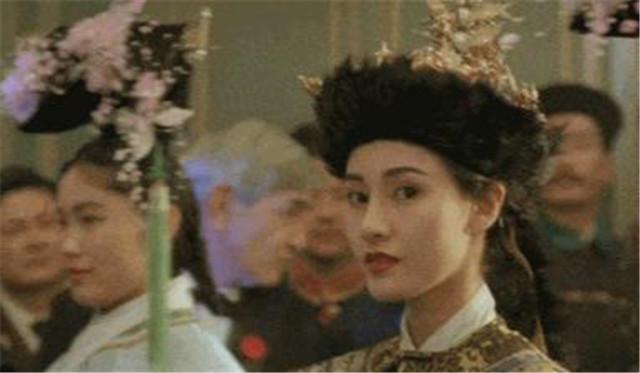 1990年，李嘉诚将李嘉欣带回了家，数小时候后原配庄明月暴毙身亡