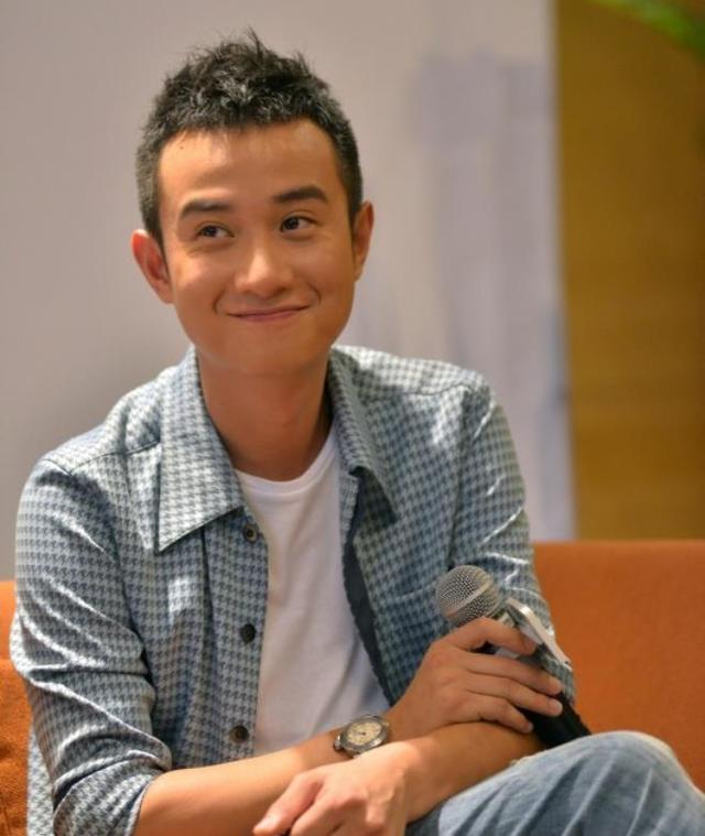 文章离婚后沉迷健身，一年练成“肌肉男”，但头顶发量令人担忧