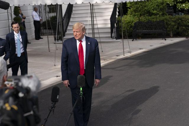 美国确诊超112万，说话“没谱”的特朗普遭遇“