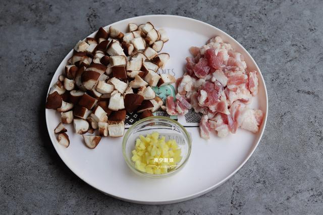 夏天这样做面条，做一锅不够吃，酱香浓郁，面条劲道，好吃到舔盘