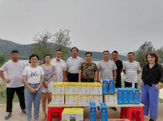湖北武穴田在娥：防汛堤上，一路慰问，一路谢谢，一路爱心暖港城