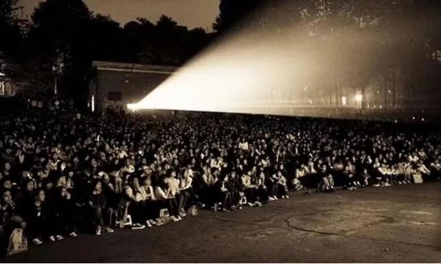 地摊经济时代，露天电影院能救市吗？