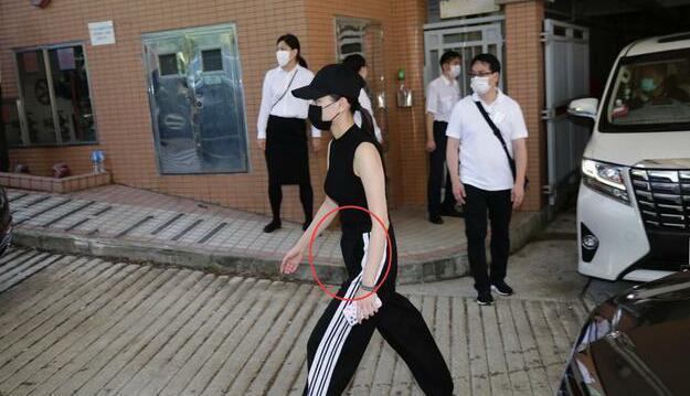 有喜了？窦骁何超莲再次合体现身，女方小腹凸起明显