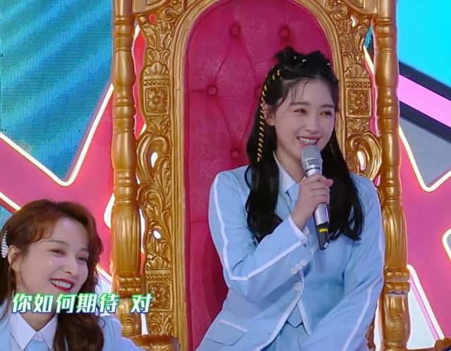 快本：6位女嘉宾穿短裙，其他人坐着都有毯子盖