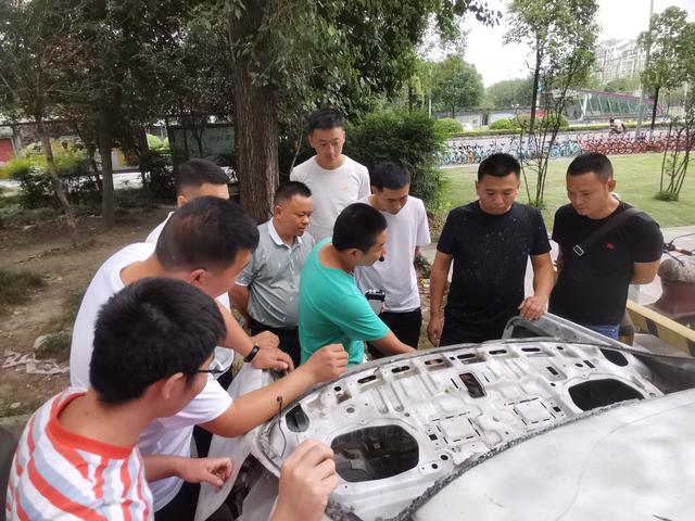 誰說二手車評估師只能是男的？只管搗搗賺差價的不是我所追求的