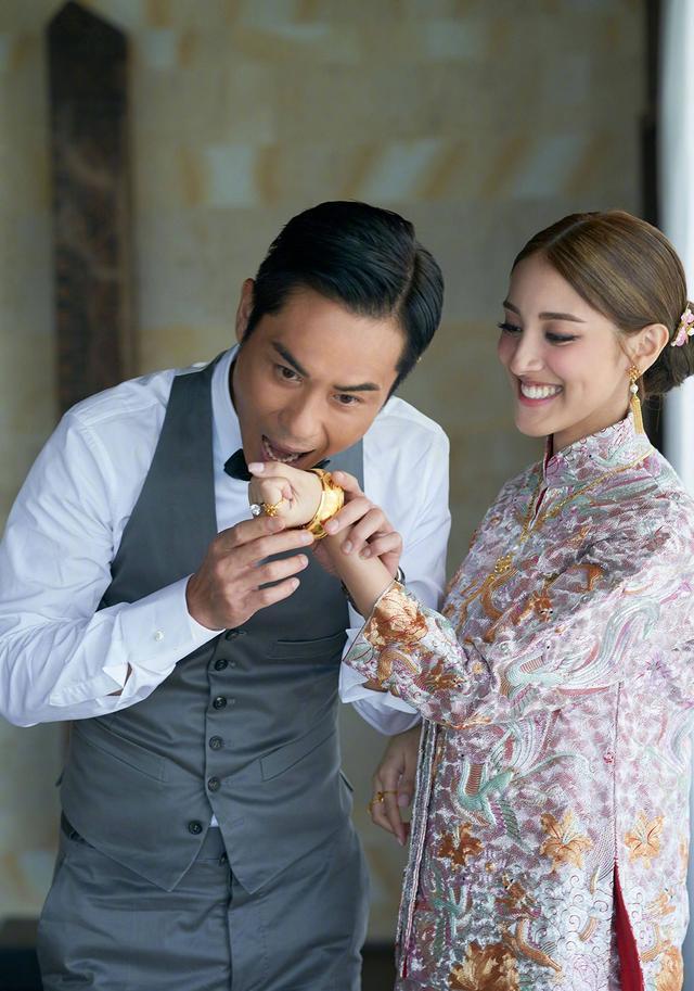 郑嘉颖带儿子公园里玩耍，1岁Rafa帅气可爱，陈凯