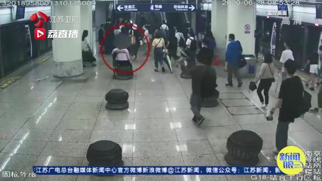 女子地铁上突然大出血 民警推轮椅狂奔送医
