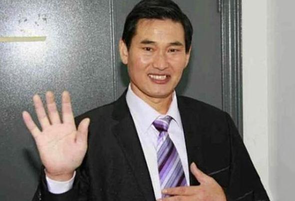 爬2000台阶满头大汗！黄晓明素颜曝光，网友：怎么好像朱之文？