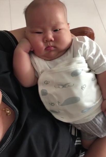 3个月大的宝宝一脸忧愁的表情，如同40岁大叔，网友：当老板的料