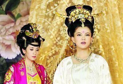 武则天出上联：“河里荷花，和尚掐去何人戴？