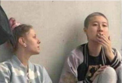 成龙的亲疏关系史：一个混迹街头的女儿，两个沿街乞讨的哥哥